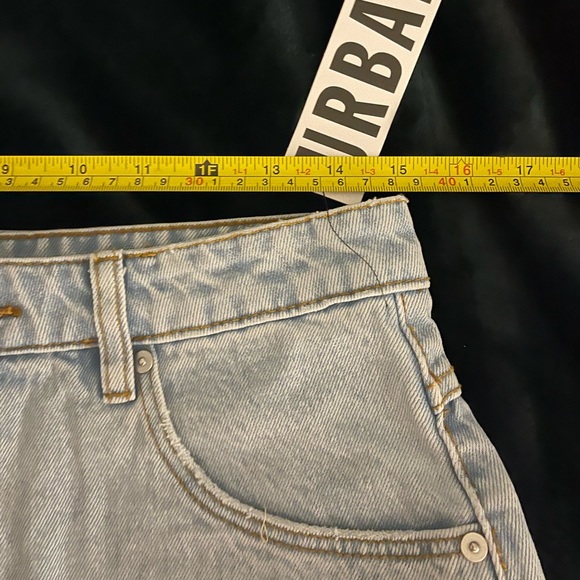 NWT Abrand Urban Outfitters Distressed Cutoff Light Wash Shorts - Picture 3 of 9